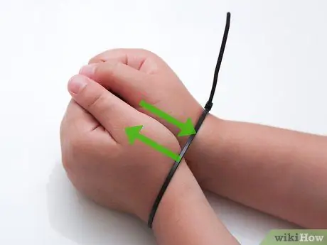 Открыть кабельные стяжки Шаг 8 Открыть кабельные стяжки Шаг 8