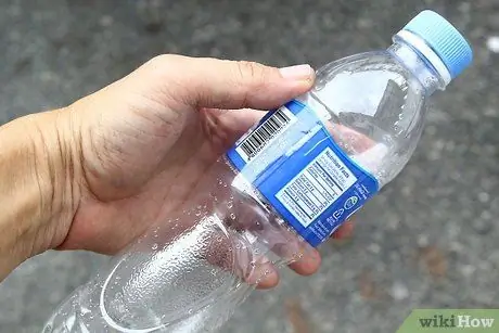 Вставьте бутылку с водой вручную Шаг 1