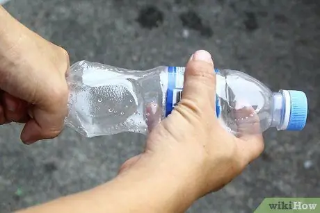 Вставьте бутылку с водой вручную Шаг 2