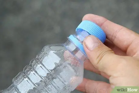 Вставьте бутылку с водой вручную Шаг 4