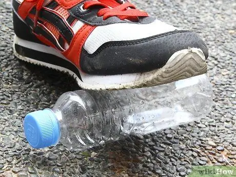 Вставьте бутылку с водой вручную Шаг 5