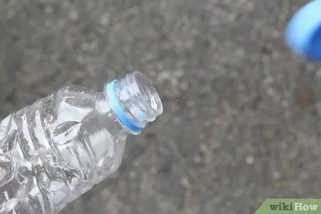 Вставьте бутылку с водой вручную Шаг 6