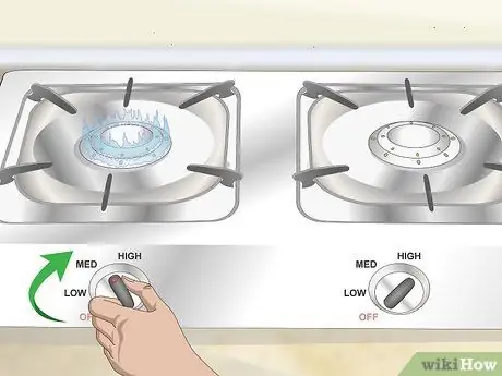 Кипятите воду с помощью чайника Шаг 2