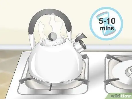 Кипятите воду с помощью чайника Шаг 4