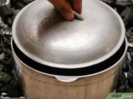 Используйте голландскую духовку Шаг 2