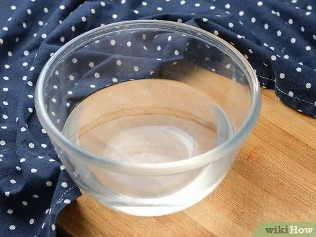 Промойте клубнику солью Шаг 4