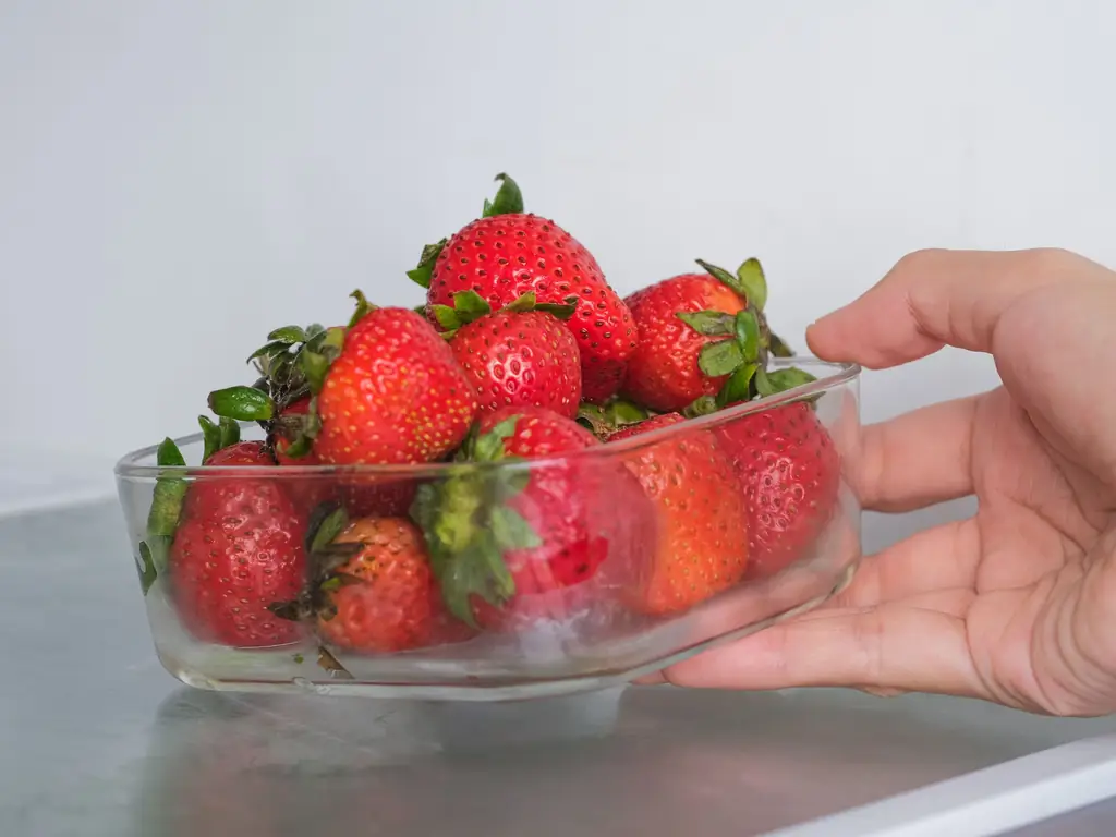 Как мыть клубнику солью (трюк в TikTok)