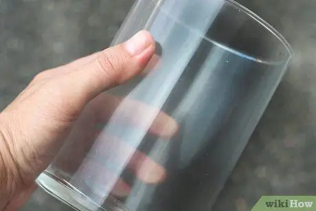 Сделайте элегантные центральные украшения из дистиллированной воды и шелковых цветов Шаг 2 Пункт 1