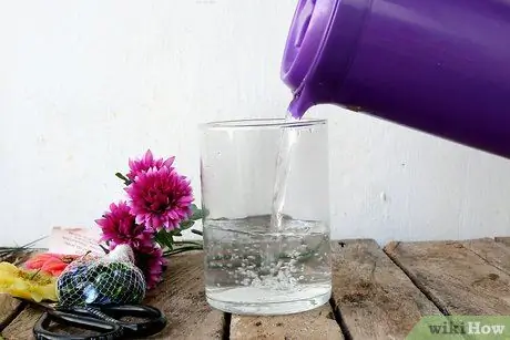 Сделайте элегантные центральные украшения из дистиллированной воды и шелковых цветов Шаг 8