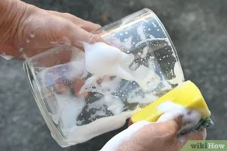 Сделайте элегантные центральные украшения из дистиллированной воды и шелковых цветов Шаг 6