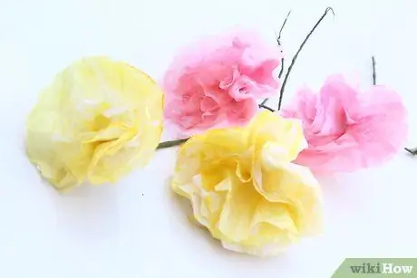 Сделать цветы из кофейного фильтра Шаг 16