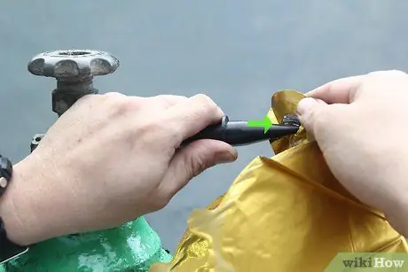 Надуть гелиевый шар Шаг 10