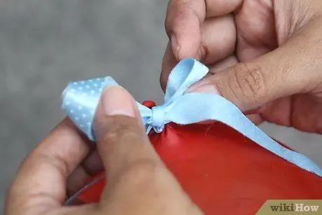 Надуть гелиевый шар Шаг 9