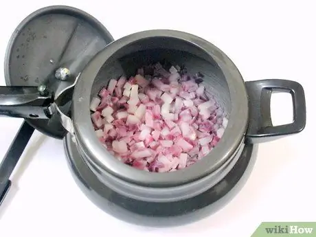 Приготовьте лук для карри в скороварке Шаг 5