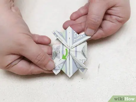 Сделайте черепаху из долларовой купюры. Шаг 14