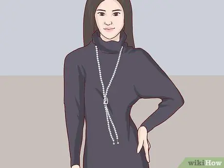 Наденьте колье из лариата. Шаг 3