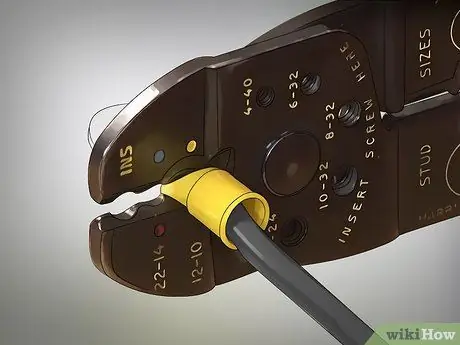 Используйте обжимной инструмент Шаг 4