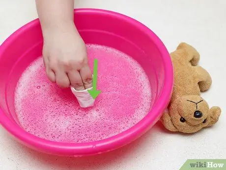 Вымойте мягкую игрушку вручную, шаг 16