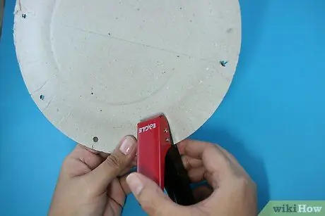 Создание бубна из бумажной тарелки Шаг 2