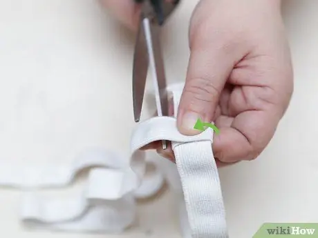 Сделайте эластичную повязку на голову. Шаг 11