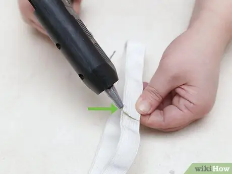 Сделайте эластичную повязку на голову. Шаг 7