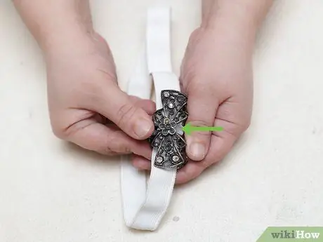 Сделайте эластичную повязку на голову. Шаг 9