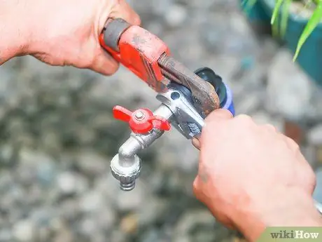 Замена наружного водопроводного крана Шаг 12 Замена наружного водопроводного крана Шаг 12
