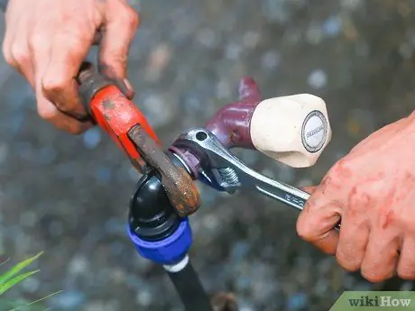 Замена наружного водопроводного крана Шаг 5 Замена наружного водопроводного крана Шаг 5