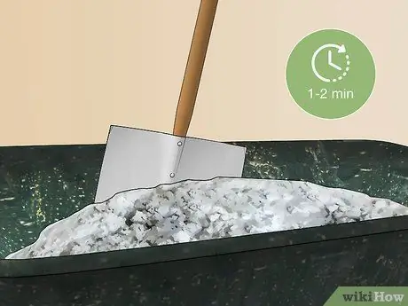Используйте предварительно расфасованную бетонную смесь, шаг 11 Используйте предварительно расфасованную бетонную смесь, шаг 11