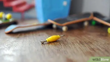 Затяните колеса и грузовики на Tech Deck Шаг 1 Затяните колеса и грузовики на Tech Deck Шаг 1
