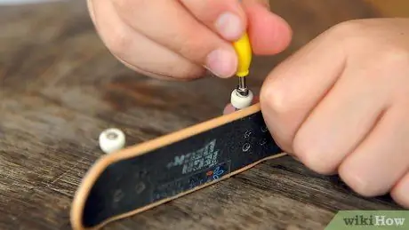 Затяните колеса и грузовики на Tech Deck Шаг 11 Затяните колеса и грузовики на Tech Deck Шаг 11