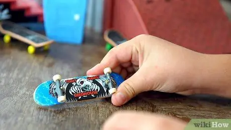 Затяните свои колеса и грузовики на Tech Deck Шаг 2 Затяните свои колеса и грузовики на Tech Deck Шаг 2