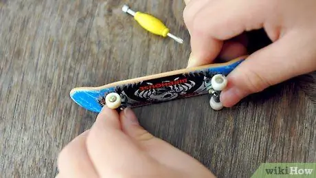 Затяните колеса и грузовики на Tech Deck Шаг 3 Затяните колеса и грузовики на Tech Deck Шаг 3