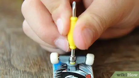 Затяните колеса и грузовики на Tech Deck Шаг 6 Затяните колеса и грузовики на Tech Deck Шаг 6