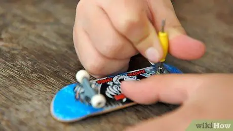 Затяните колеса и грузовики на Tech Deck Шаг 7 Затяните колеса и грузовики на Tech Deck Шаг 7