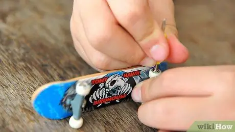 Затяните колеса и грузовики на Tech Deck Шаг 8 Затяните колеса и грузовики на Tech Deck Шаг 8