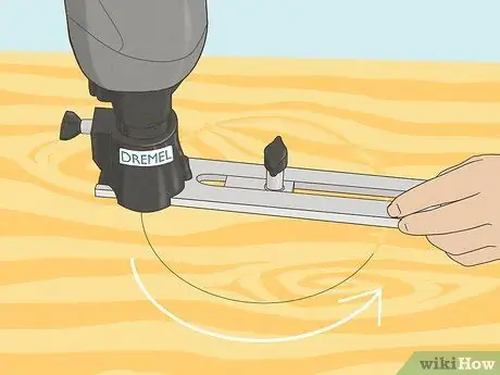 Нарезайте круги с помощью Dremel Step 10