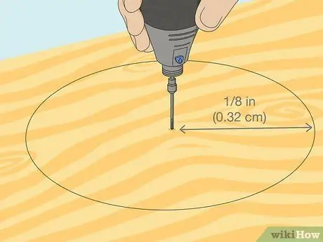 Вырезайте круги с помощью Dremel Step 7