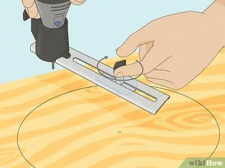 Нарезайте круги с помощью Dremel Step 8