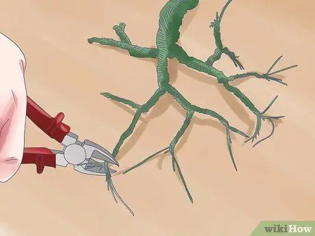 Сделайте дерево из бисерной проволоки в центре. Шаг 10