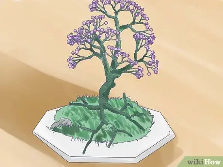 Сделайте елку из бисерной проволоки в центре. Шаг 11