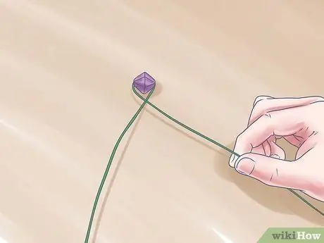 Сделайте украшение из бисерной проволоки в центре. Шаг 3