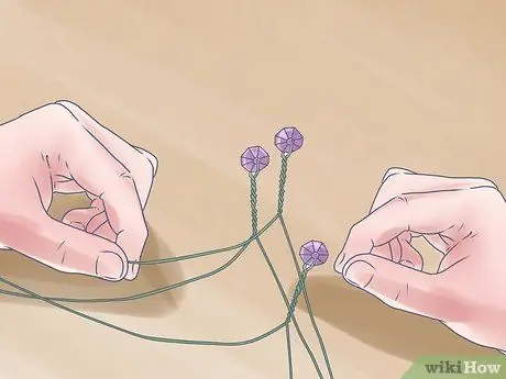 Сделайте украшение из бисерной проволоки в центре. Шаг 4