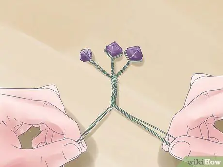 Сделайте дерево из бисерной проволоки в центре. Шаг 5