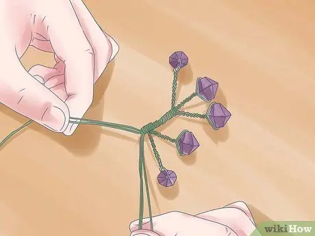 Сделайте украшение из бисерной проволоки в центре. Шаг 6