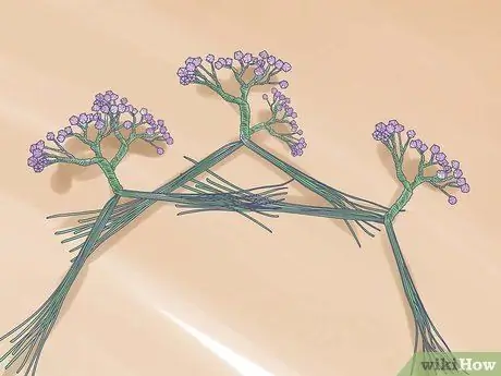 Сделайте украшение из бисерной проволоки в центре. Шаг 7