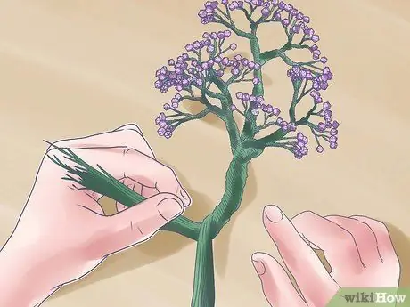 Сделайте дерево из бисерной проволоки в центре. Шаг 8