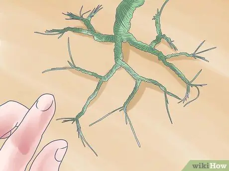 Сделайте дерево из бисерной проволоки в центре. Шаг 9