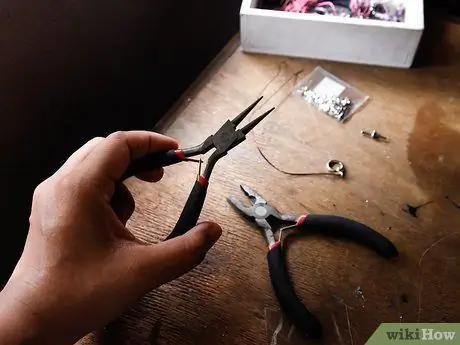 Используйте обжимные бусины, шаг 7