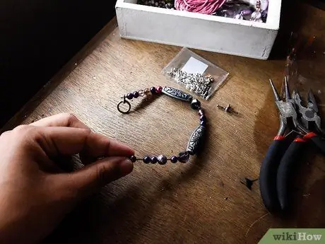 Используйте обжимные бусины, шаг 8